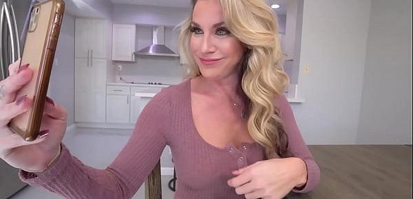  My mature MILF stepmom Kayla Paige finally started with snapping